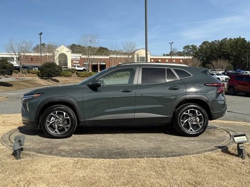 Used 2025 Chevrolet Trax LT image 4