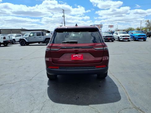 Used 2023 Jeep Grand Cherokee Altitude AWD/4WD image 5