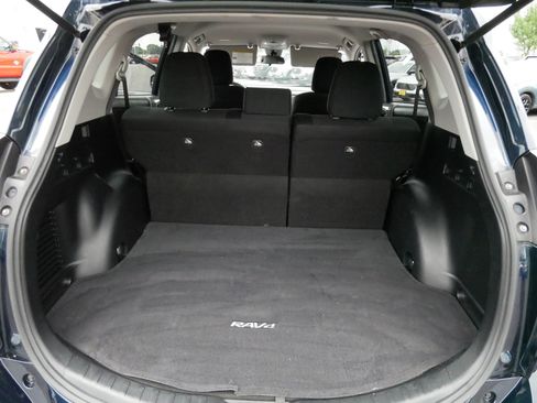 Used 2018 Toyota RAV4 LE w/ Carpet Mat Package FWD image 18