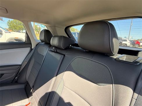 Used 2024 Volkswagen Taos SE image 30