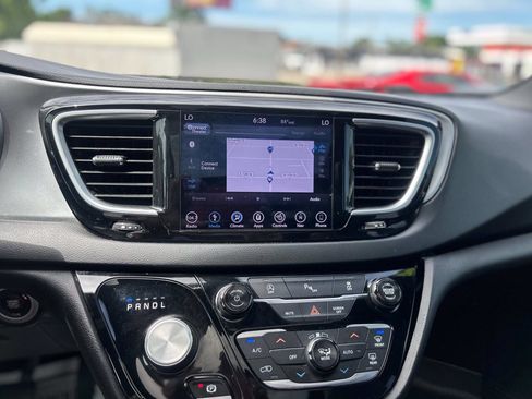 Used 2018 Chrysler Pacifica Touring-L Plus FWD image 18