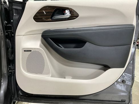 Used 2022 Chrysler Pacifica Limited image 22