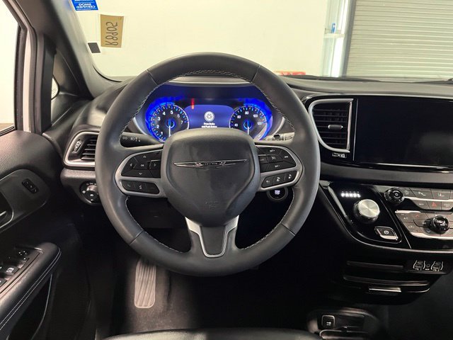 Used 2025 Chrysler Pacifica Select FWD image 19