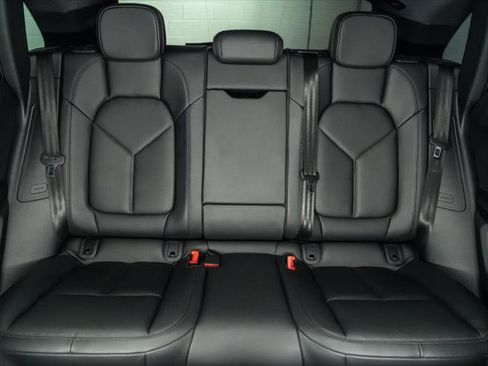 Used 2025 Porsche Macan AWD/4WD image 22