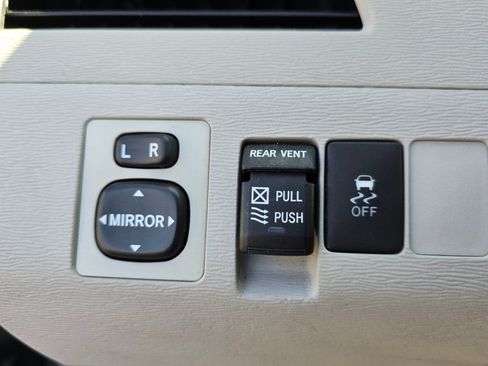 Used 2012 Toyota Sienna XLE FWD image 38