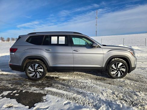 Used 2025 Volkswagen Atlas SE image 2