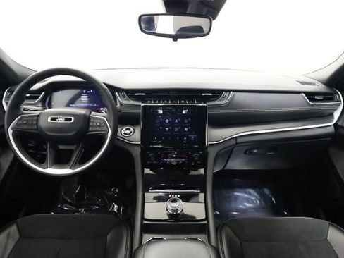 Used 2024 Jeep Grand Cherokee L Laredo image 16