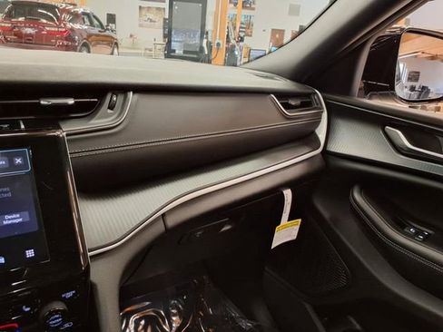 New 2024 Jeep Grand Cherokee L Laredo image 14