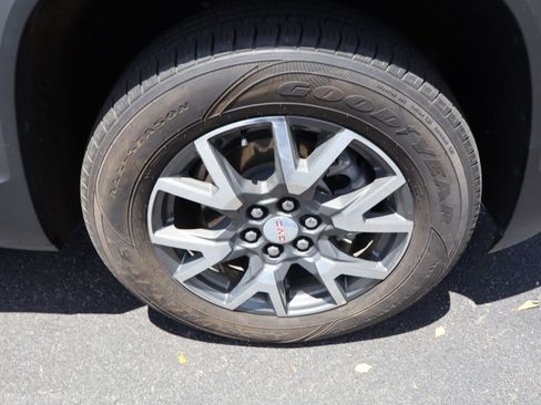 Used 2023 GMC Acadia SLE w/ Driver Convenience Package FWD image 13