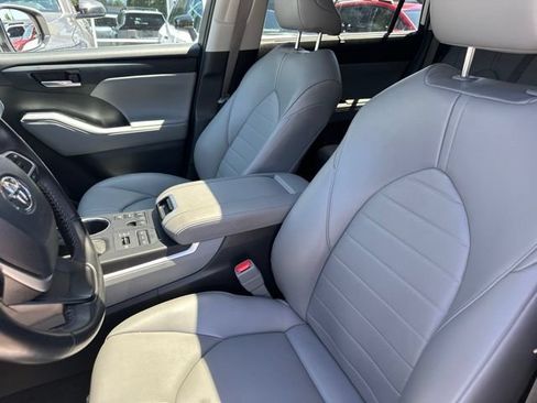 Used 2023 Toyota Highlander XLE AWD/4WD image 5