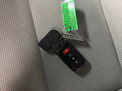 Used 2018 Toyota RAV4 XLE FWD image 24