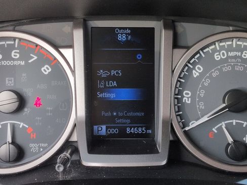 Used 2020 Toyota Tacoma SR5 RWD image 27