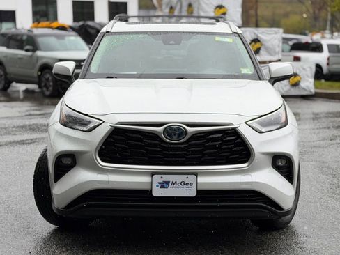 Used 2022 Toyota Highlander XLE AWD/4WD image 2