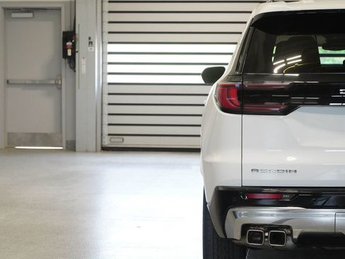 Used 2024 GMC Acadia Denali FWD image 9