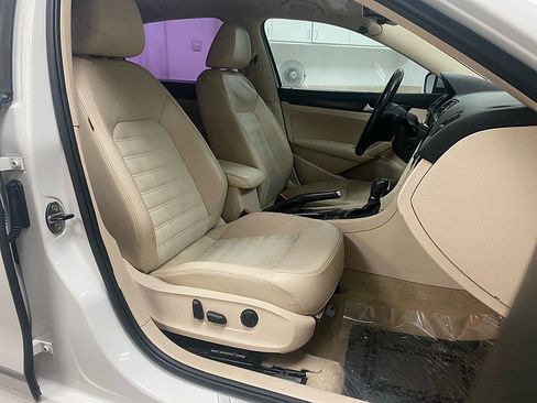Used 2014 Volkswagen Passat 1.8T SEL Premium image 16