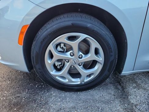 Used 2023 Chrysler Pacifica Limited FWD image 5