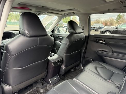 Used 2022 Toyota Highlander XLE image 33