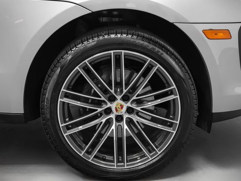 Certified 2026 Porsche Macan image 16