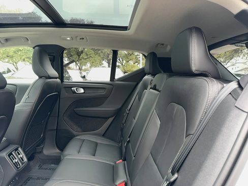 Certified 2024 Volvo XC40 B5 Ultimate w/ Protection Package Premier image 16