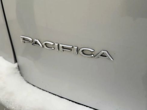 Used 2024 Chrysler Pacifica Touring-L image 17