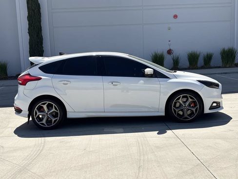 Used 2018 Ford Focus ST FWD image 2