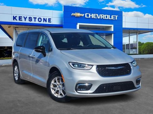 Used 2024 Chrysler Pacifica Touring-L FWD image 1