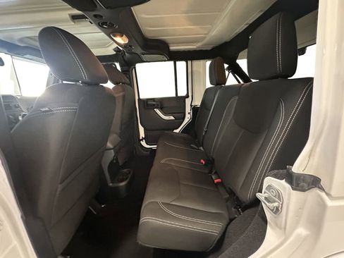 Used 2017 Jeep Wrangler Unlimited Sahara w/ Connectivity Group AWD/4WD image 14
