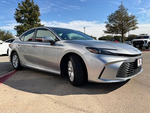 Used 2025 Toyota Camry LE image 5