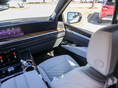 Certified 2025 Cadillac Escalade ESV Sport Platinum image 28