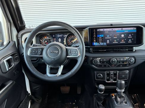 Used 2025 Jeep Wrangler Unlimited Sahara AWD/4WD image 34