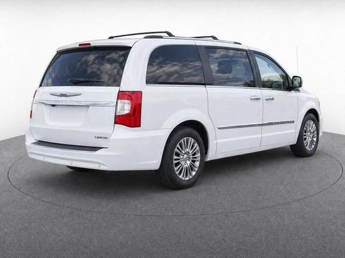 Used 2016 Chrysler Town & Country Limited FWD image 3