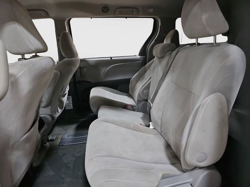 Used 2017 Toyota Sienna LE image 19