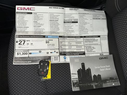 Used 2022 GMC Terrain SLE w/ Driver Convenience Package image 16