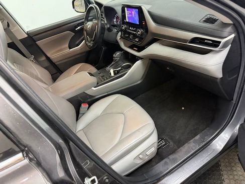 Used 2023 Toyota Highlander XLE FWD image 28