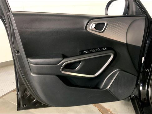Used 2025 Kia Soul LX w/ LX Technology Package FWD image 24