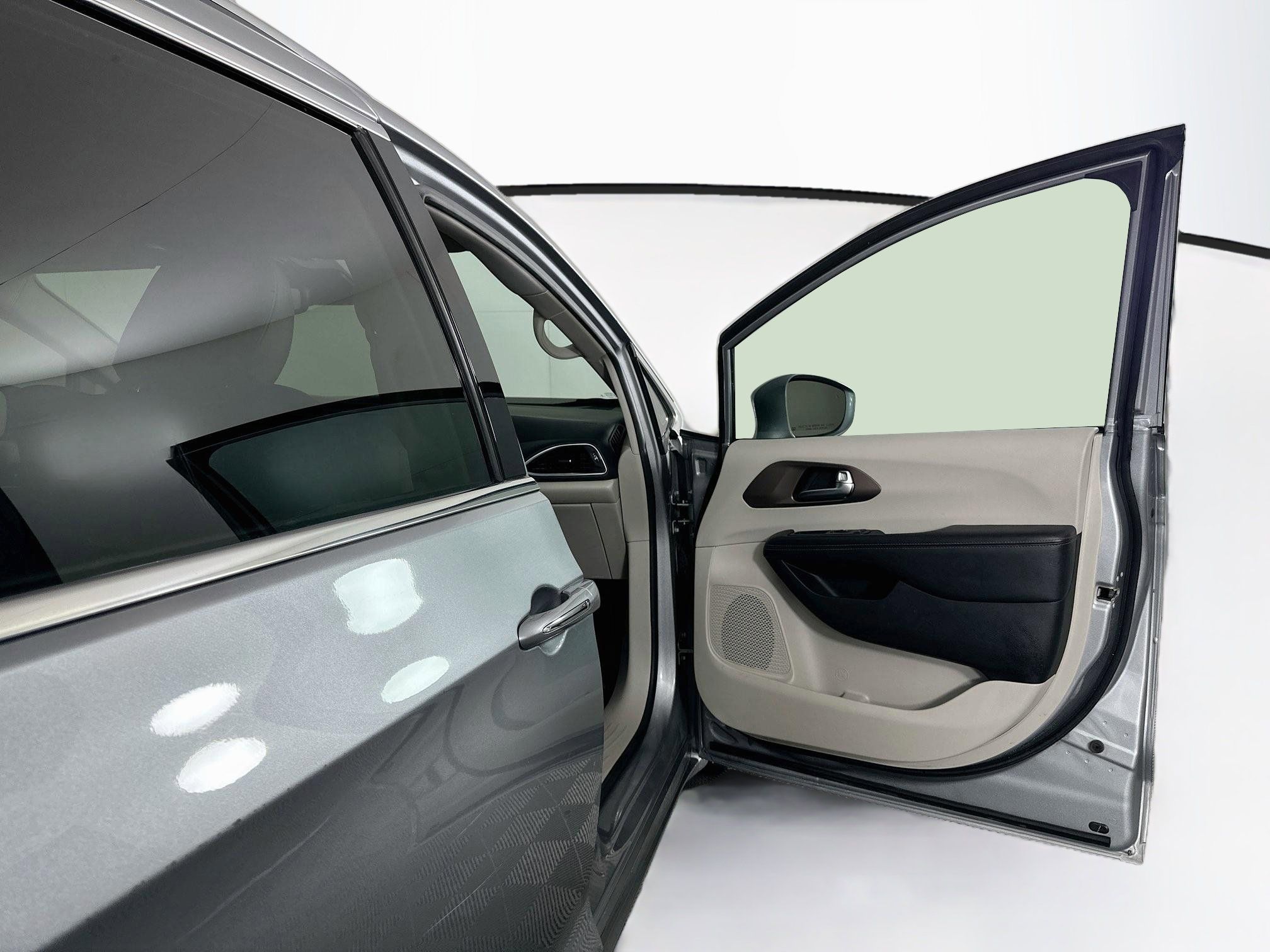 Used 2019 Chrysler Pacifica Touring-L Plus w/ Advanced Safetytec Group FWD image 35
