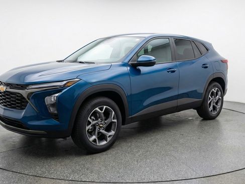 Used 2025 Chevrolet Trax LT FWD image 3