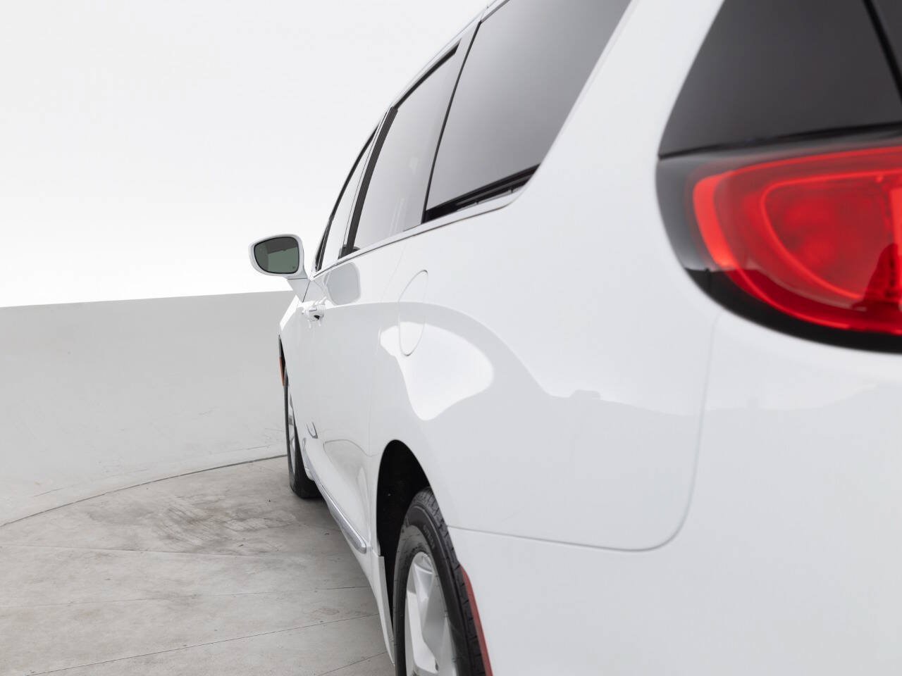 Used 2017 Chrysler Pacifica Touring-L w/ Tire & Wheel Group FWD image 13