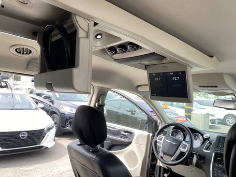 Used 2015 Chrysler Town & Country Touring image 24