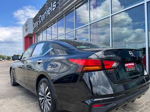 Used 2024 Nissan Altima 2.5 SV FWD image 2