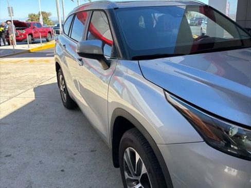 Used 2023 Toyota Highlander XLE image 5