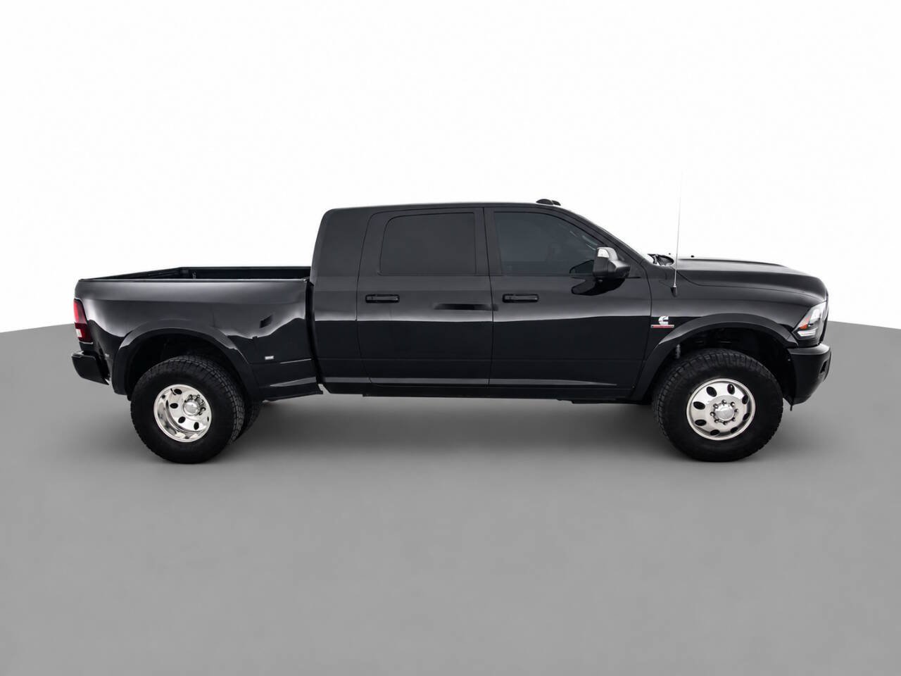 Used 2018 RAM 3500 Laramie w/ Sport Appearance Group AWD/4WD image 4
