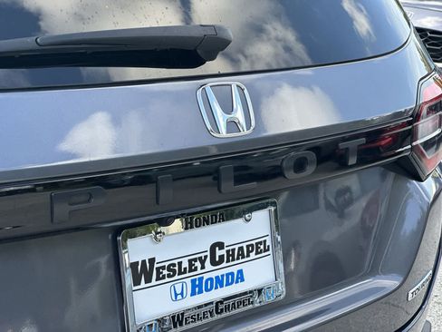 Used 2025 Honda Pilot Touring image 11