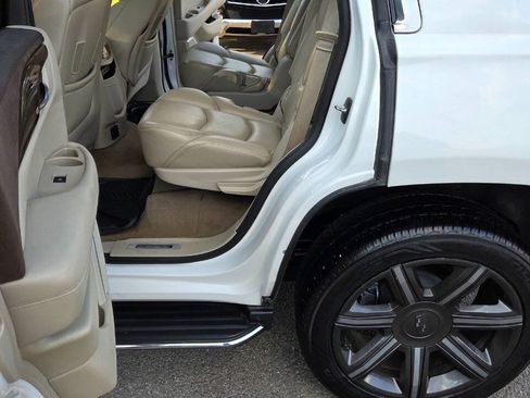Used 2017 Cadillac Escalade Luxury AWD/4WD image 38