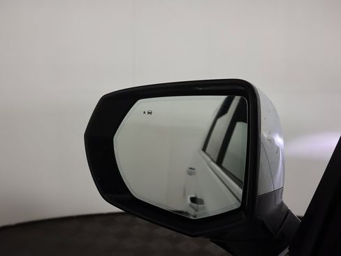 Used 2023 Chevrolet Suburban Premier image 39