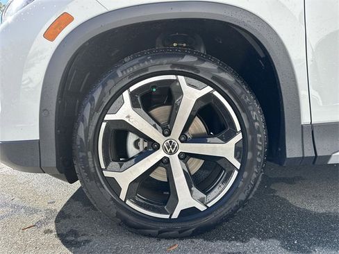 New 2025 Volkswagen Tiguan SE image 11