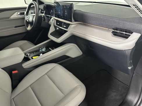 Used 2025 Ford Explorer Active w/ Active Comfort Package AWD/4WD image 16