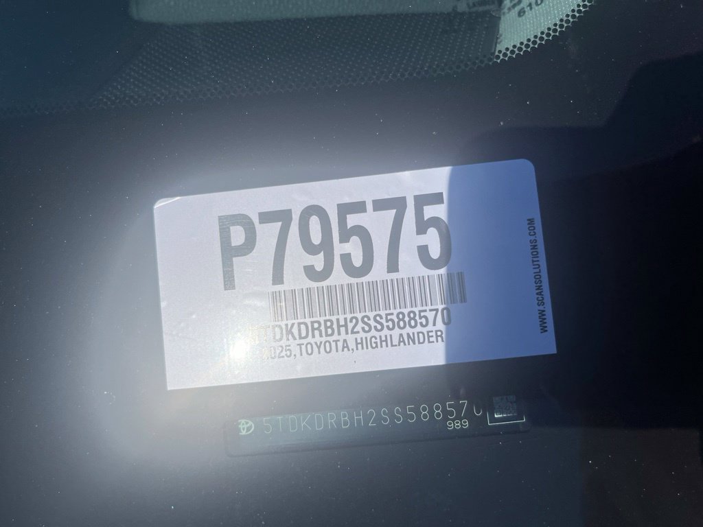 Used 2025 Toyota Highlander LE AWD/4WD image 9