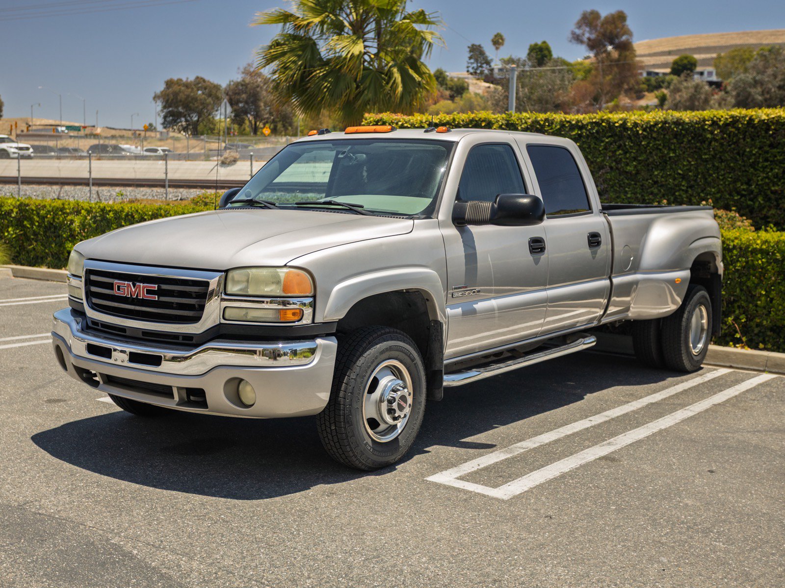 Used 2004 GMC Sierra 3500 SLT w/ Heavy-Duty Power Package AWD/4WD image 1