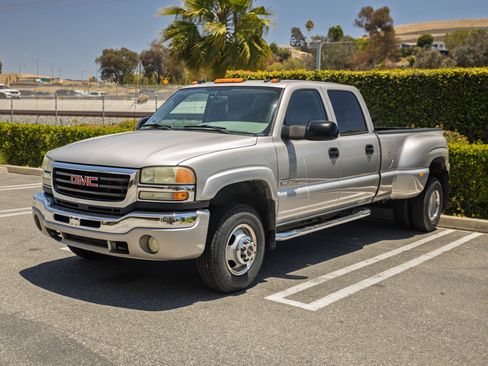 Used 2004 GMC Sierra 3500 SLT w/ Heavy-Duty Power Package AWD/4WD image 1